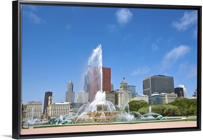 Buckingham Fountain in Grant Park with skyline beyond, Chicago, Illinois, USA