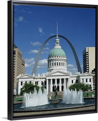 Fountains and buildings in city of St. Louis, Missouri