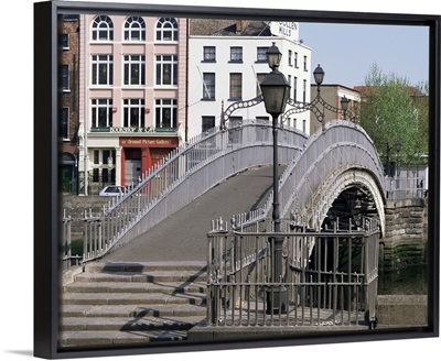 Halfpenny bridge over the River Liffey, Dublin, Eire (Republic of Ireland)