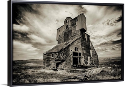 Old abandoned grain elevator in the Palouse, Washington