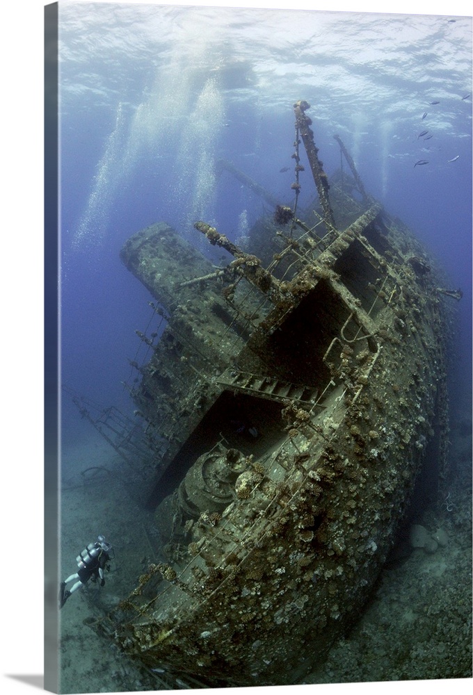 Technical divers on the Giannis D shipwreck.