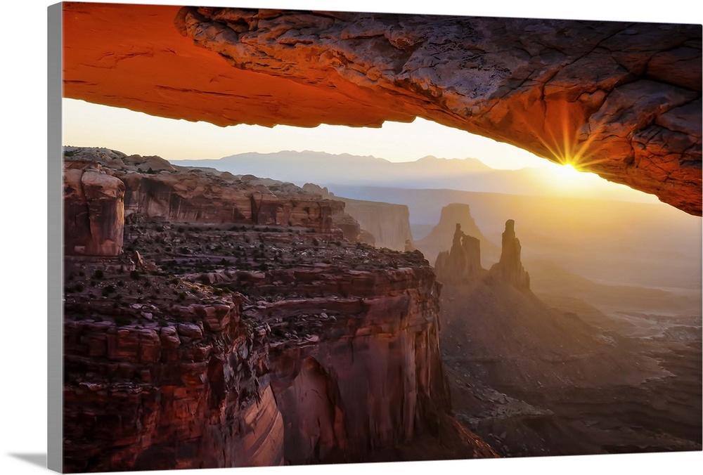 A breathtaking photograph throug the Mesa Arch in Utah's Canyonlands National Park.