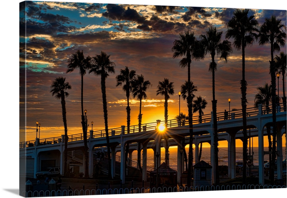 Oceanside Pier, Oceanside, California, USA.