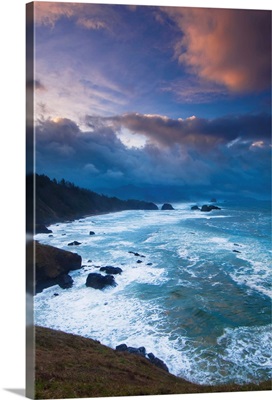 A morning storm brews on the pacific coast in this view from Ecola State Park, Oregon