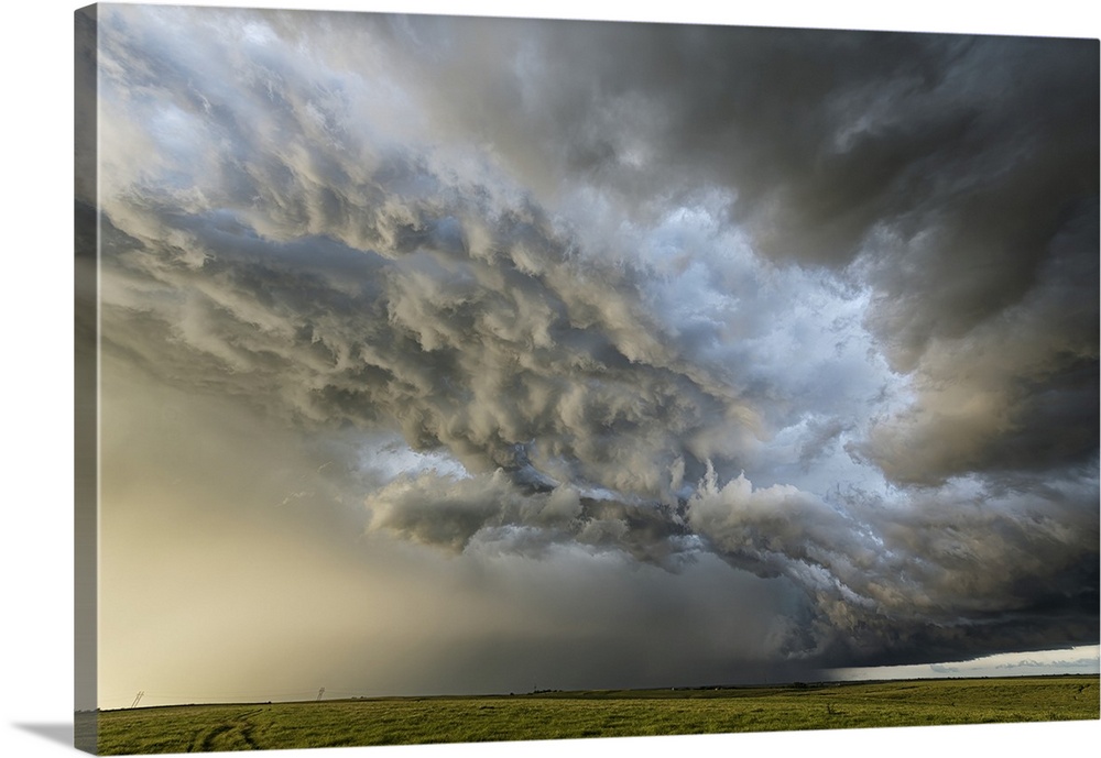 Amazing clouds over the landscape of the American mid-west as supercell thunderstorms develop; Nebraska, United States of ...