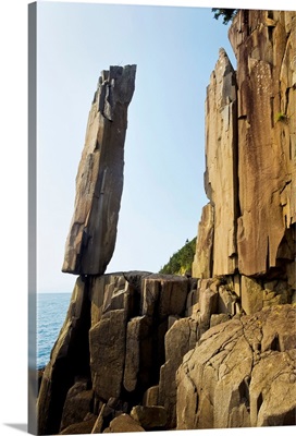 Balancing rock, basalt rock cliffs, Bay of Fundy, Long Island, Nova Scotia, Canada