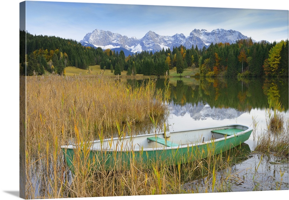 Boat on Lake Geroldsee with Karwendel Mountains, near Garmisch-Partenkirchen, Werdenfelser Land, Upper Bavaria, Bavaria, G...