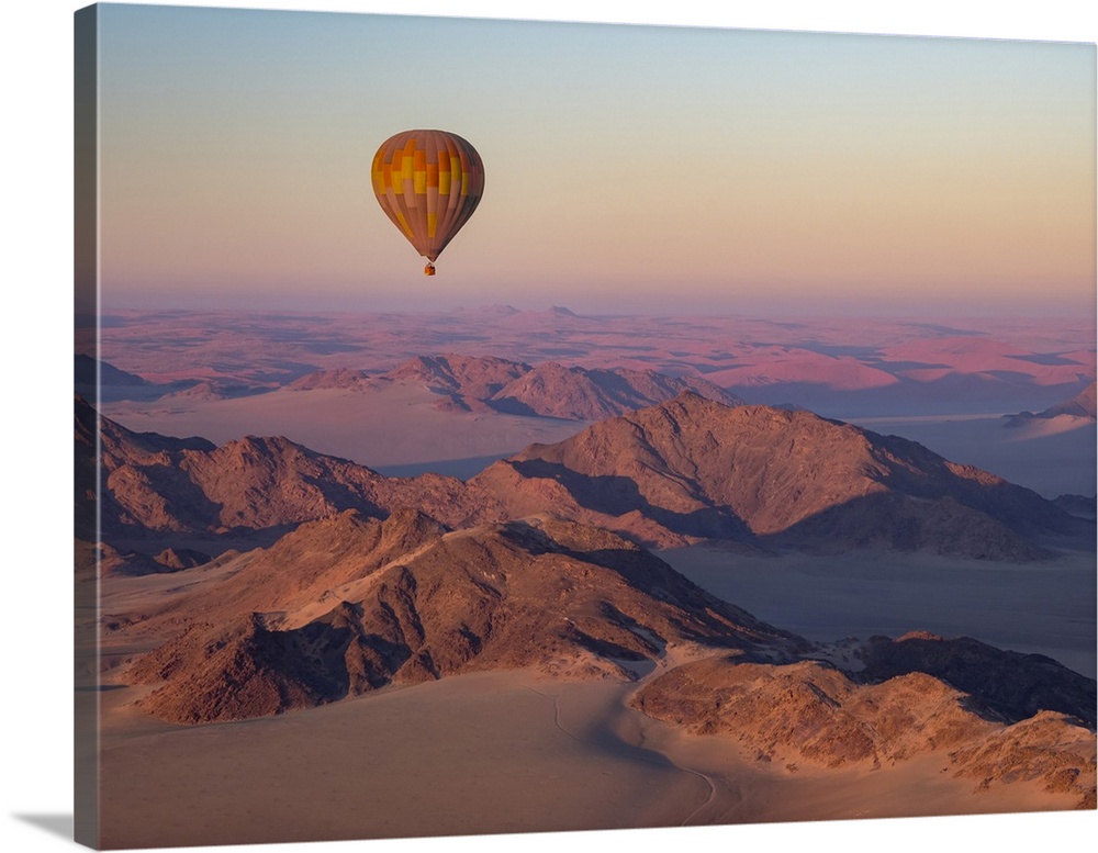 Early morning balloon ride over the sand and mountains in Namib-Naukluft Park, Sossusvlei, Namibia