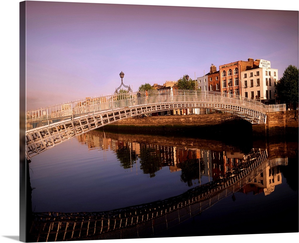 Ha'penny Bridge, River Liffey, Dublin, Ireland