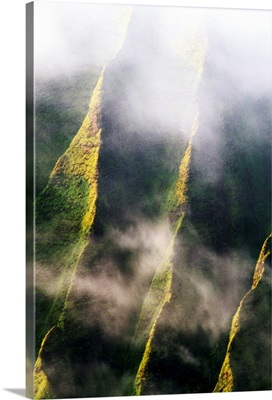 Hawaii, Kauai, Na Pali Coast, Kalalau Valley, Cliffs And Mist In Valley Of Lost Tribes