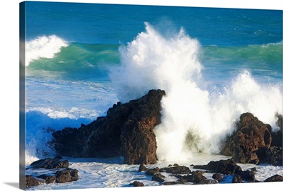 Hawaii, Maui, Ho'okipa, Big Winter Surf Crashing On Rocks