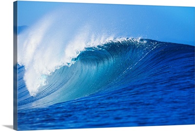 Hawaii, Oahu, North Shore, Front Angled View Of Pipeline Wave Curling