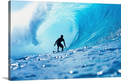 Hawaii, Oahu, North Shore, Silhouette Of Surfer In Pipeline