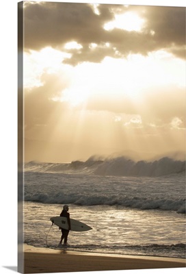 Hawaii, Oahu, North Shore, Surfer Standing On Shore