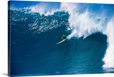 Hawaii, Oahu, North Shore, Waimea, Surfer Riding Wave
