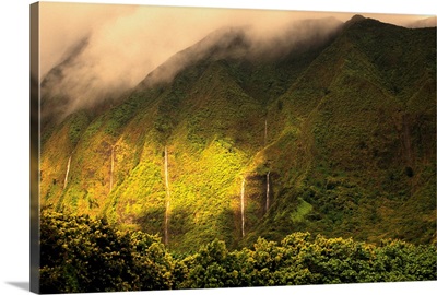 Hawaii, Oahu, Nuuanu, Many Waterfalls Along Pali, Clouds Along Ridge