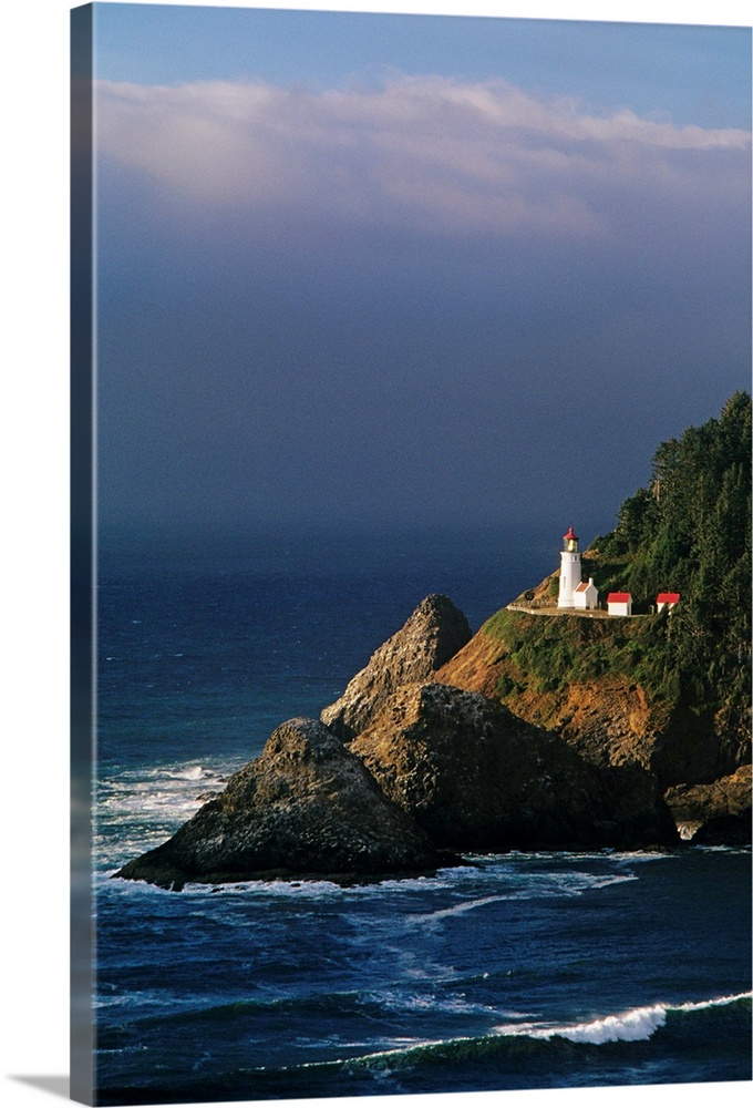 Oregon, Devils Elbow State Park, Heceta Head Lighthouse Overlooking Ocean And Waves