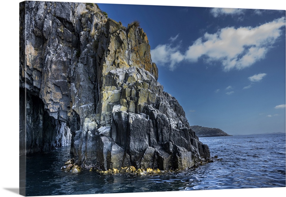 Rugged rock formations along the coast of Bruny Island in the Pacific Ocean, Tasmania, Australia; Bruny Island, Tasmania, ...