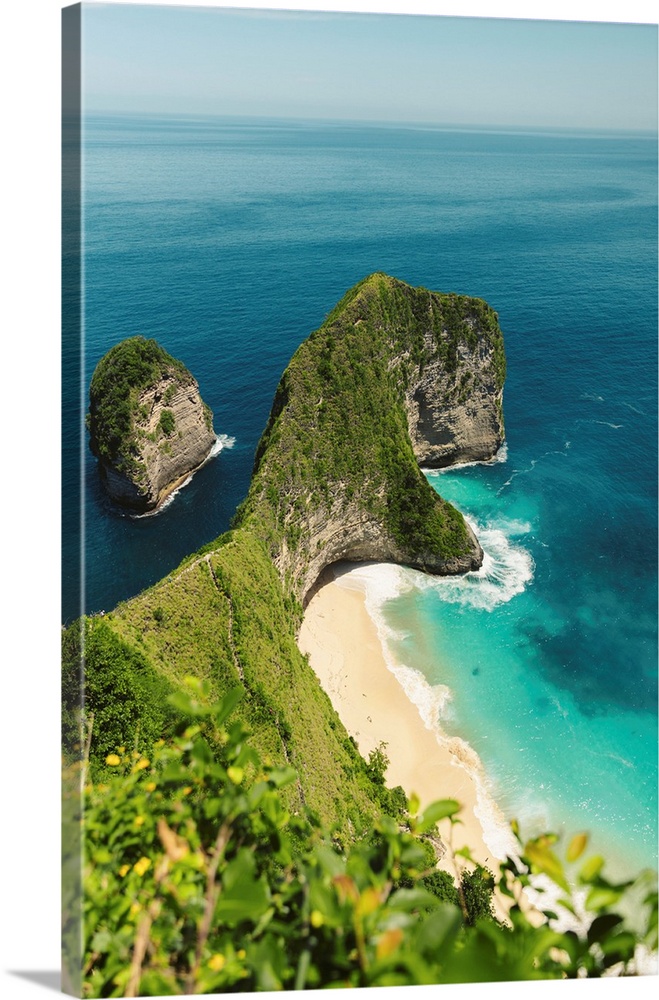 Sea stack and rock formation along coastline jutting out into the ocean in the Nusa Islands, Klungkung Beach, Nusa Penida,...