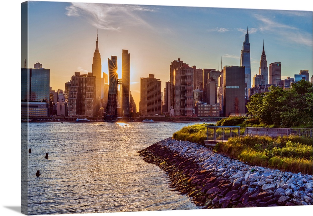 Sunset over midtown manhattan viewed from hunter's point park south in Queens, NY, USA.