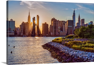 Sunset Over Midtown Manhattan Viewed From Hunter's Point Park South In Queens, NY, USA