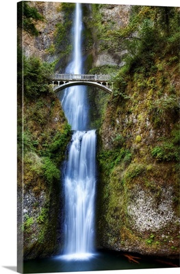 The Bridge And Waterfalls At Multnomah Falls In Oregon