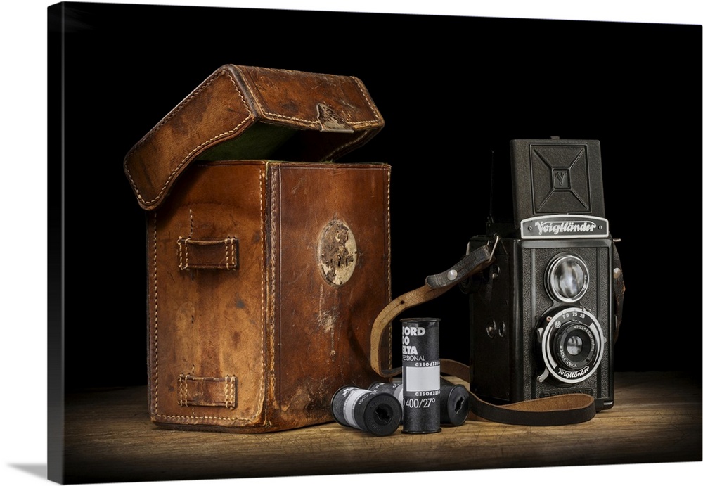 Vintage Voigtlander Brilliant camera with leather case and roll films.