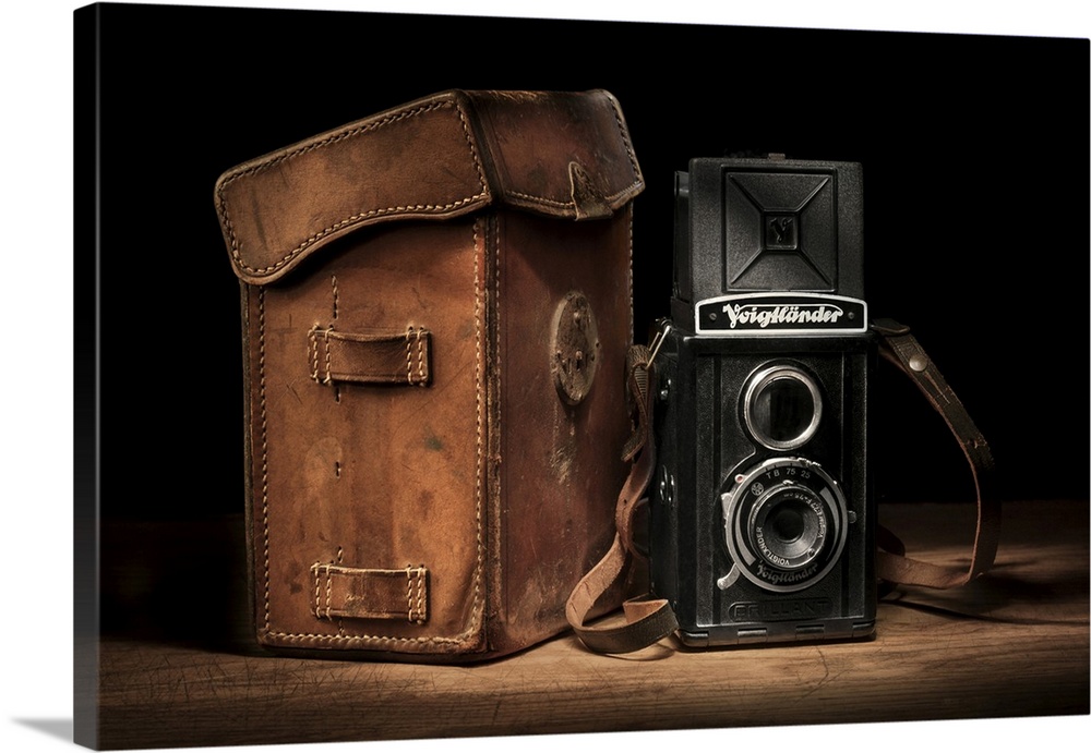 Vintage Voigtlander Brilliant camera with leather case and roll films.