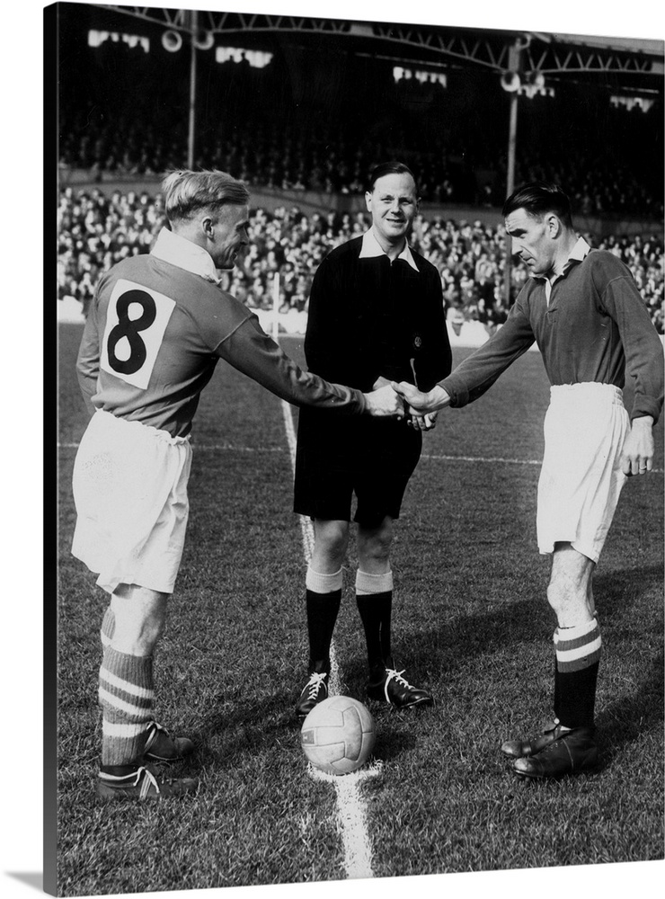 1951  Middlesbrough captain Wilf Mannion (left) shakes hands with Chelsea captain, Campbell, before the kick off as Chelse...