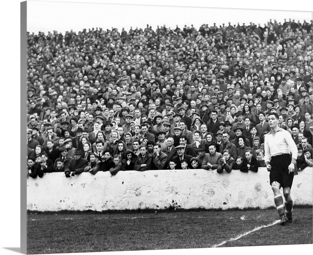 29th April 1950:  Billy Liddell of Liverpool taking a corner during an FA Cup match against Burnley Original Publication: ...