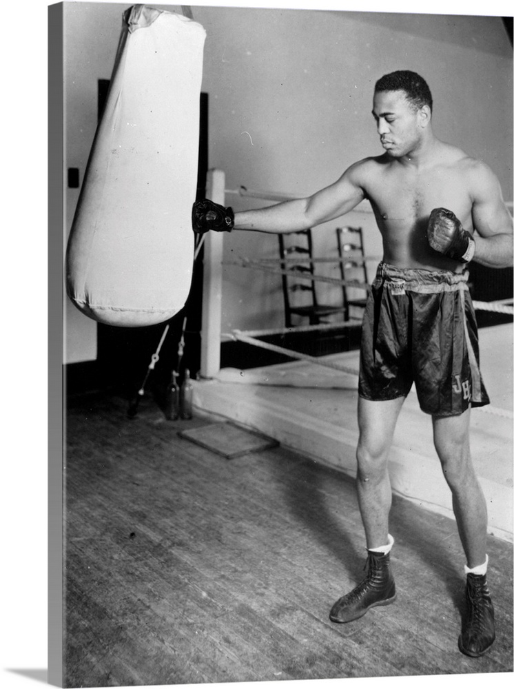 circa 1938:  American light heavyweight world champion boxer, John Henry Lewis, training for his contest against Len Harvey