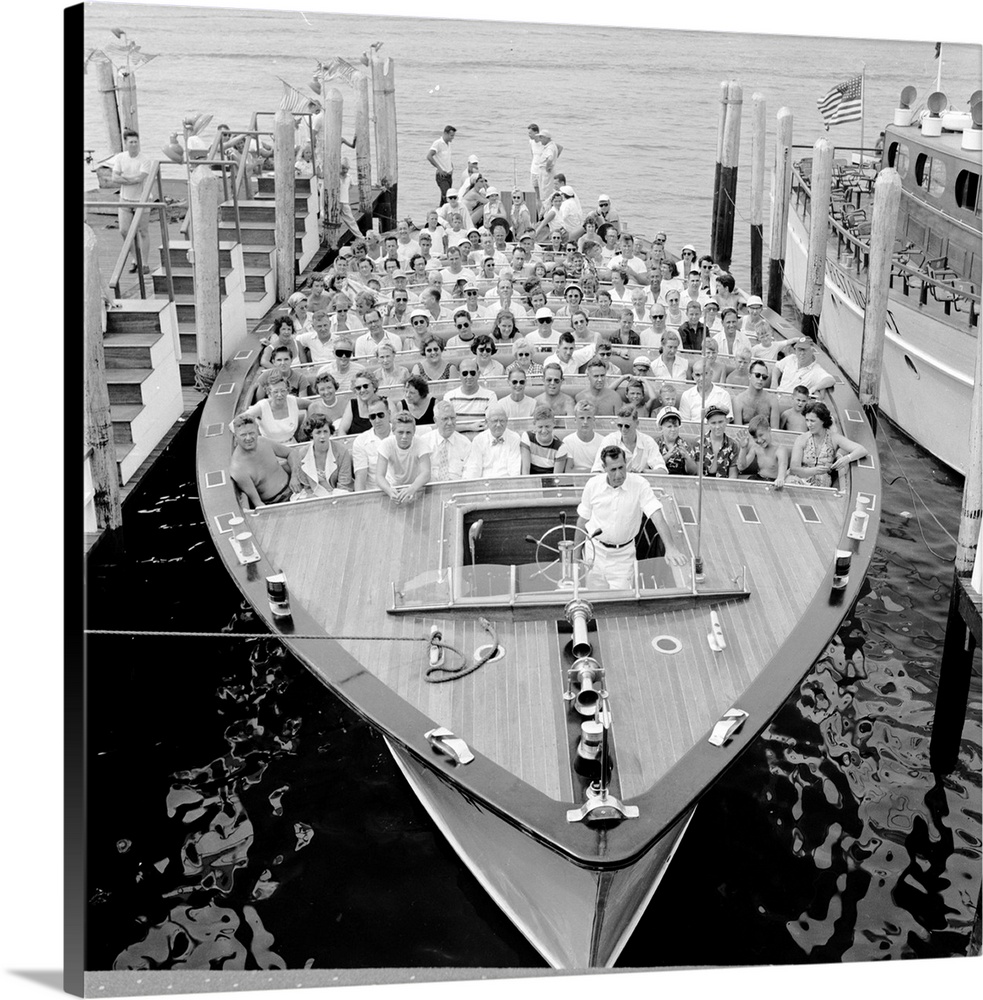 circa 1956:  The 'Flying Saucer' loads up at Ocean City, New Jersey, for an hour long sight seeing tour of Great Egg Bay