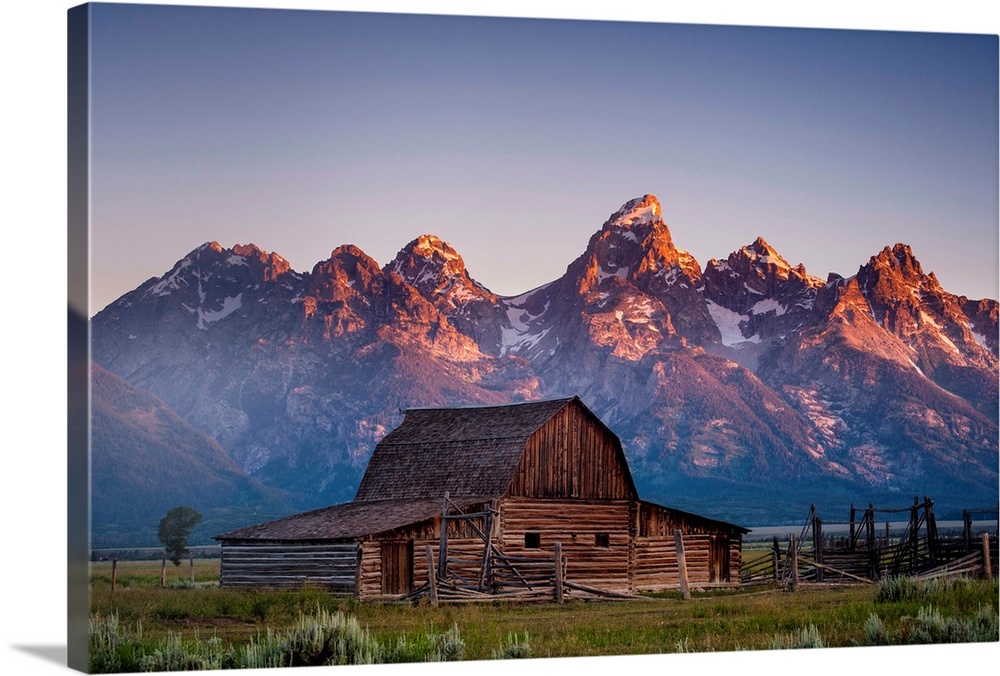 Barn in front of the mountains, color photography