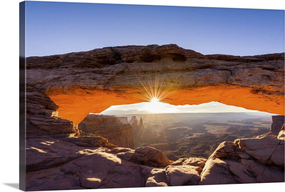 A photograph of the Mesa arch in Canyonlands national park.