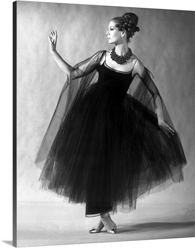 Presentation on february 27, 1963 of fashion by Jacques Heim, Paris : black tulle evening dress