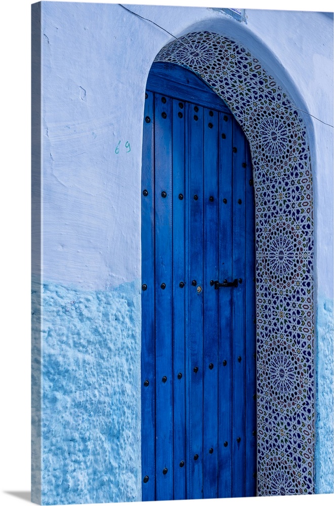 Africa, Morocco, Chefchaouen. Arch over wooden door. Credit: Bill Young