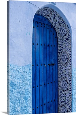 Africa, Morocco, Chefchaouen, Arch Over Wooden Door