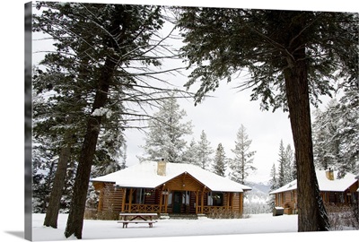 Alberta, Jasper National Park, Fairmont Jasper Park Lodge cabins