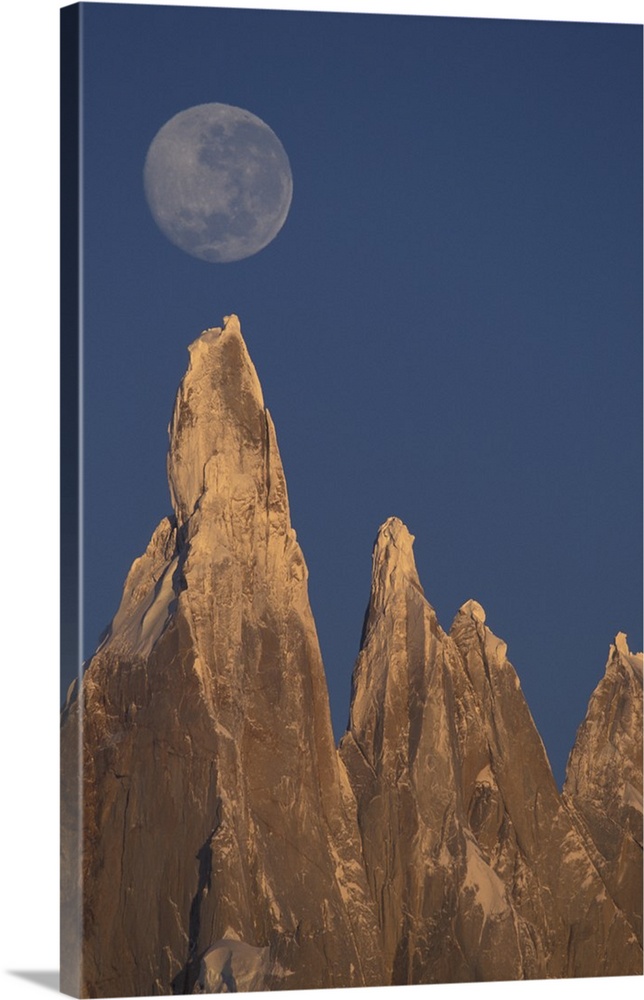 South America, Argentina, Patagonia, Parque Nacional los Glaciares. Moon over Cerro Torre shortly after sunrise.