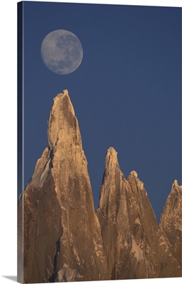 Argentina, Patagonia Parque Nacional los Glaciares, Moon over Cerro Torre