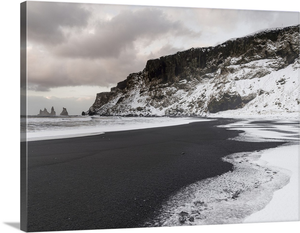 Coast near Vik y Myrdal during winter. Black volcanic beach with the sea stacks Reynisdrangar, Iceland.