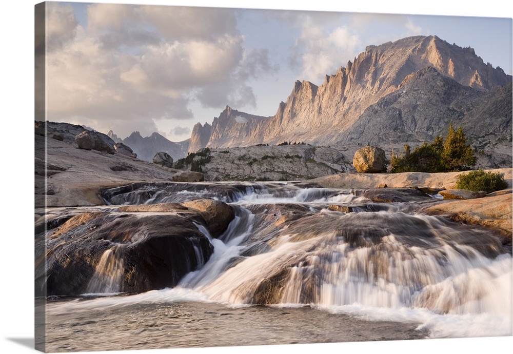 USA, Bridger National Forest, Bridger Wilderness. View of rapids and Fremont Peak on Lower Titcomb Basin.