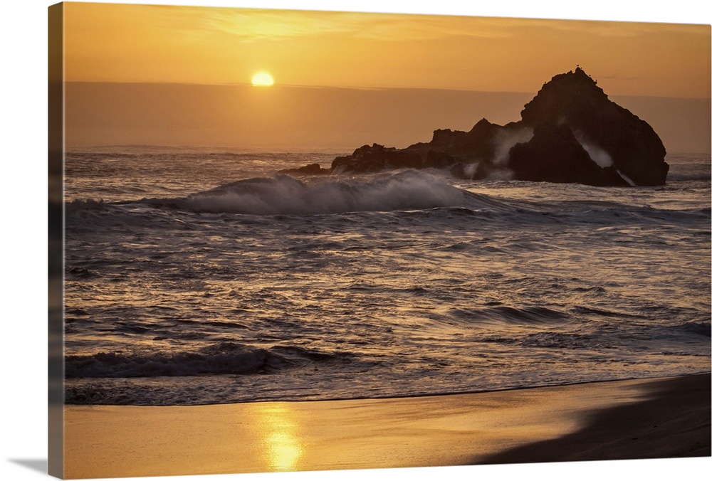 USA, California, Big Sur, Sunset and splashes at Pfeiffer Beach