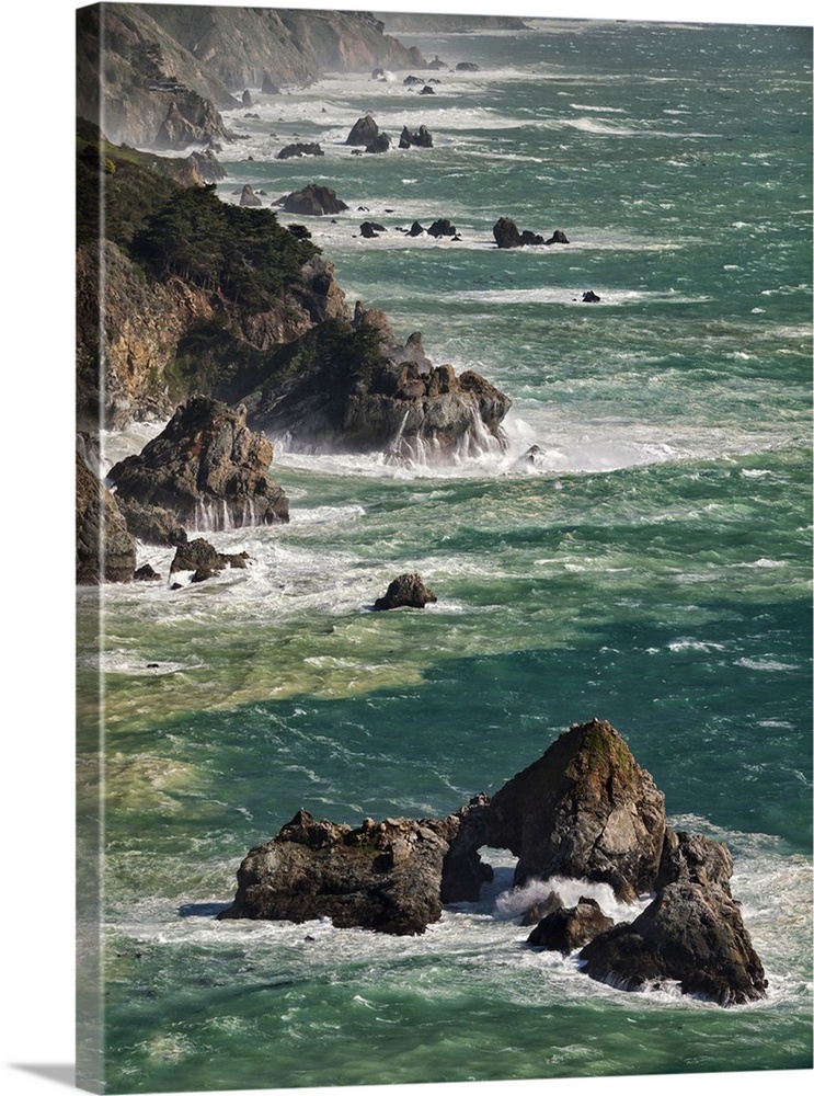 USA, California, Big Sur, Waves hit coast and rocks