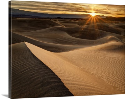 California, Death Valley National Park, Sunrise over Mesquite Flat Dunes