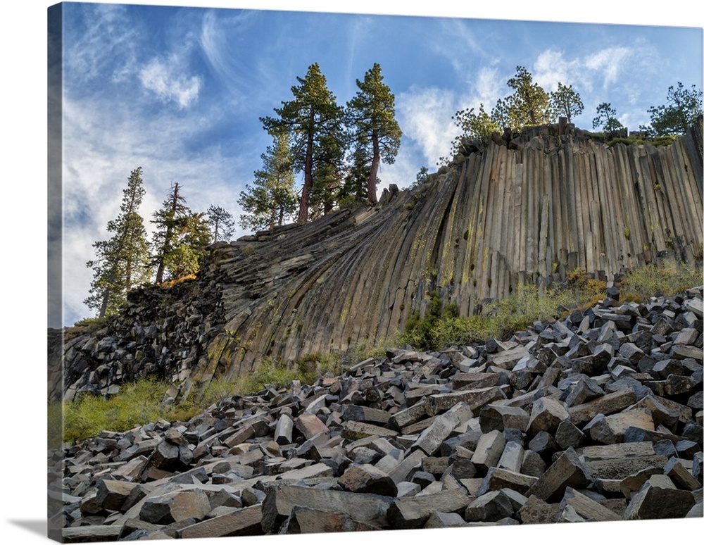 USA, California, Eastern Sierra, Devils Postpile National Monument in autumn