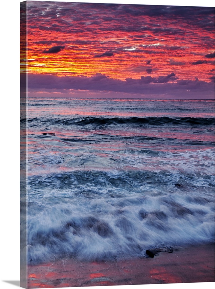 USA, California, La Jolla, Reflections of sunset at Windansea Beach