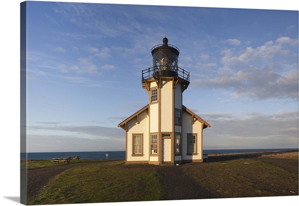 USA, California, Northern California, North Coast, Mendocino-area, Pine Grove, Point Cabrillo Lighthouse, dawn