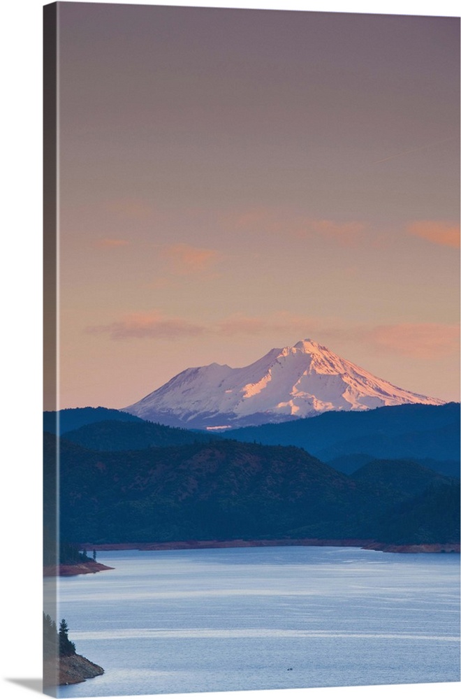 USA, California, Northern California, Northern Mountains, Summit City, Shasta Lake and view of Mount. Shasta, dawn