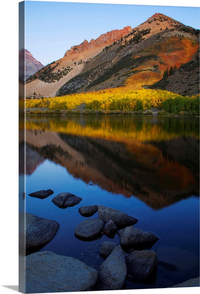 USA, California, Sierra Nevada Mountains. Autumn color at North Lake.